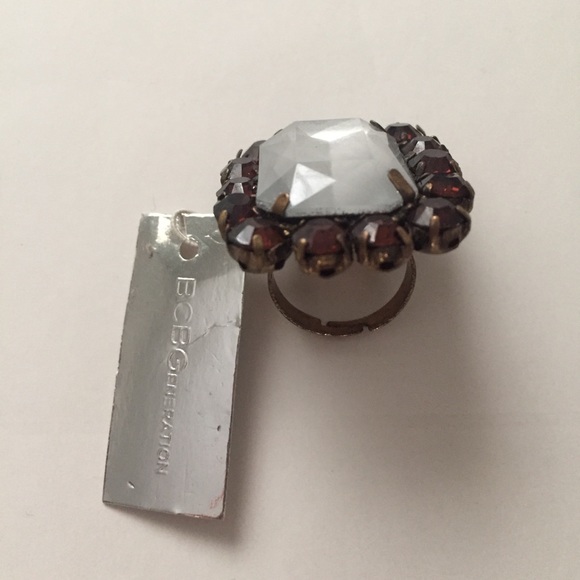 BCBGENERATION BIG COCKTAIL RING FAUX DIAMOND GOLD - Picture 2 of 6